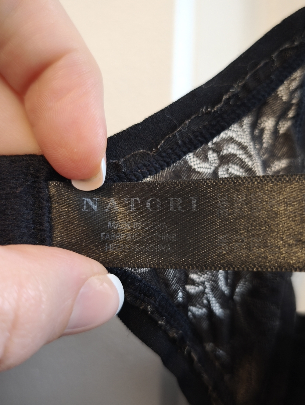2 Natori Bras For $8 Black And Nude Lace - Picture 4 of 16